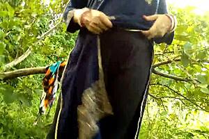 घर के बाहर मूतती हुयी सौतेली बुआ को नौकर ने पकड़ के आंगन में चोदा