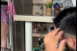 Madrastra Se Masturba En La Cocina Con Enormes Tetas