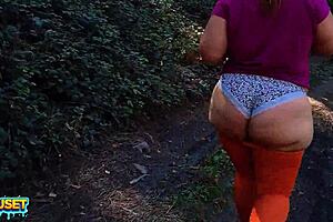 Gordita con buenas curvas chupa y folla a su novio en el bosque