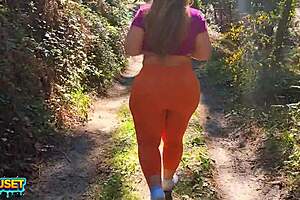 Gordita con buenas curvas chupa y folla a su novio en el bosque