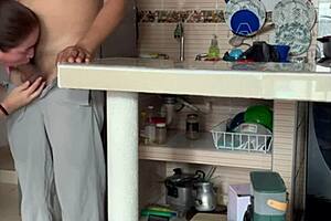 Madrastra Se Masturba En La Cocina Con Enormes Tetas