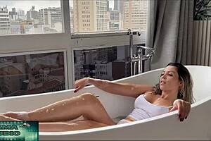 mama transando com amigo na banheira agora