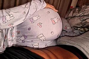 Madrastramilf Discutió Con Su Marido Vino A Mi Habitación Por La Noche Y Termino Frotando Mi Polla Sin Penetración A Escondidas De Su Esposo
