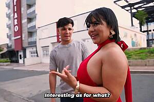 Influencer hooks up with curvy girls on street