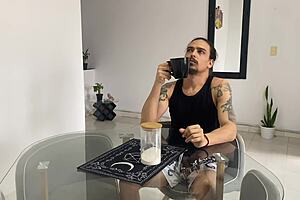 mi hermanastra se fue y su mejor amiga latina de culo grande me hizo una mamada - porno en español