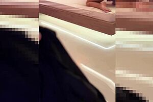 milf latina horny sacude el culo sobre su juguete sexual mientras es observada por su hijastro