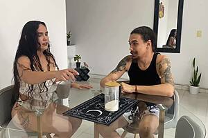 mi hermanastra se fue y su mejor amiga latina de culo grande me hizo una mamada - porno en español