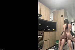 Mi hermanastro me follo en la cocina