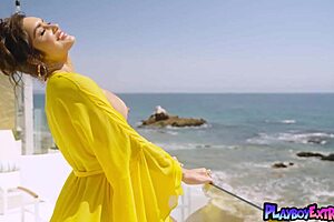 Does this latina milf show off her curves outside