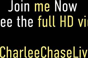 Sekslerares Charlee Chase wordt hard geneukt door student met grote lul in wilde klas