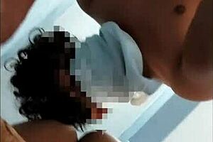 Dando le duro a la rica panocha de esta milf en el depa