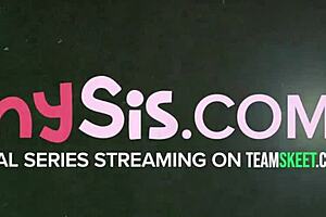 Rdečelaska mačeha trdo jebe pastorka pred univerzo v divji vožnji!