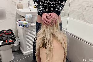 Telecamera nascosta becca mia moglie che succhia il cazzo dell'idraulico in doccia, non me l'aspettavo!