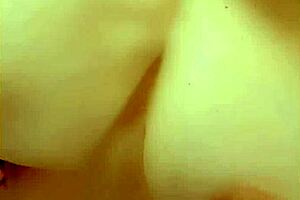 Istri, mau lihat jaket tipis aku yang nunjukin tits besar?