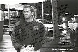 Как эта эбони справляется с огромным белым членом в ретро стиле?