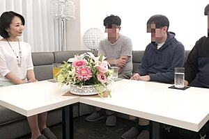 „Pierwszy raz na surowo z starszą kobietą?” Dziewiczy chłopak cieszy się inicjacją z zamężną dojrzałą Reiko Seo