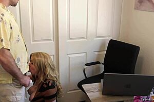 Stiefmutter hart im Büro während der Pause gefickt